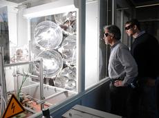 Doktorand Philipp Furler und Professor Aldo Steinfeld verfolgen ein Experiment mit ihrem solaren thermochemischen Reaktor zur Treibstoffgewinnung aus Wasser und CO2 am Hochfluss-Solarsimulator der ETH Zürich (Bild: Peter Rüegg / ETH Zürich)