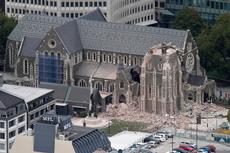 Die vom Erdbeben teilweise zerstörte Christchurch Kathedrale im neuseeländischen Christchurch, umgeben von intakten Bauten. (Bild: Keystone)