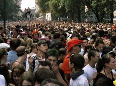 In large crowds of people - for example in the picture the Love Parade in 2007 - so-called 'Crowd Quakes' can form, which are precursors to mass panic events (Image: necromundo / flickr.com)