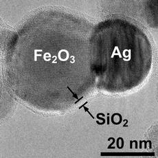 Nicht toxische Kern-Silbernanopartikel ummantelt mit einer nanodünnen Siliziumdioxid-Hülle. (Bild: ETH Zürich) .