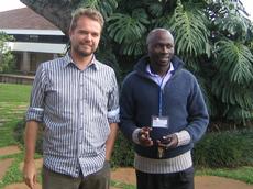 Die Preisträger Hervé Vanderschuren und Charles Orek vor ihrem Forschungsinstitut in Nairobi, Kenya (Bild: SFIAR).