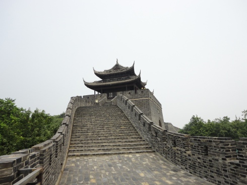 Die Mauer von Changshu Yushan in den Hügeln, die die Stadt umgeben.