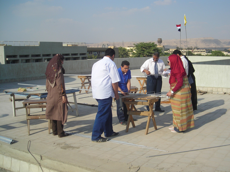 Zusammenbau der Antenne auf dem Dach des SWMC (Space Weather Monitoring Center), Helwan, Ägypten.