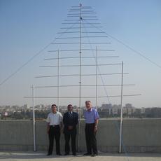Dr. Ayman Mahrous, Ahmed Salah und Christian Monstein vor fertig montierter Antenne. (alle Bilder: C. Monstein / ETH Zürich)