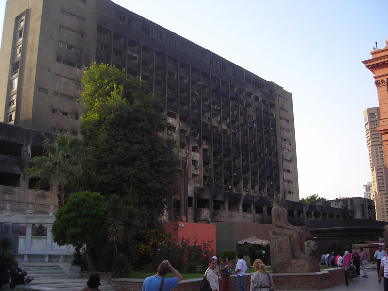 Ausgebranntes Regierungsgebäude (schwarz) direkt neben dem ägyptischen Museum (orange).
