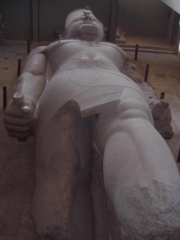 Steinbüste von Ramses II in Memphis.