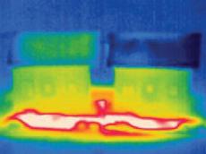 Eine schwitzende Spezialpolymer-Matte (rechts) kühlt ein Modellhaus stärker als eine Matte aus einem herkömmlichen Polymer (links; Infrarot-Aufnahme). (Bild: Rotzetter ACC et al. / Advanced Materials)