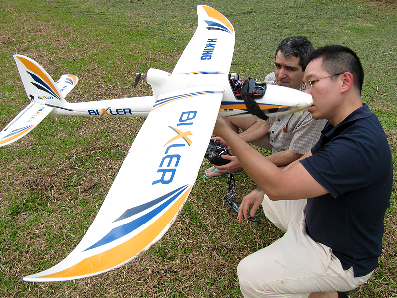 Aus einem kommerziell erhältlichen Modellbausatz hat Lian Pin Koh (r.) ein unbemanntes autonomes Aufklärungsflugzeug mit Kamera gebaut.