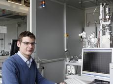 Gilles Maag, Postdoc an der ETH und CEO von Sunbiotec, vor einem Laborreaktor, mit dem sich landwirtschaftliche Abfälle in Syngas umwandeln lassen. (Bild: Samuel Schlaefli)