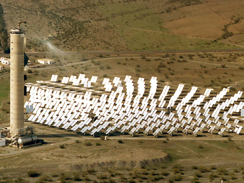 Ein Solarturm mit Spiegeln in Almeria, Spanien, wie ihn Sunbiotec für ihren kommerziellen Reaktor nutzen wird. (Bild: SolarPACES)