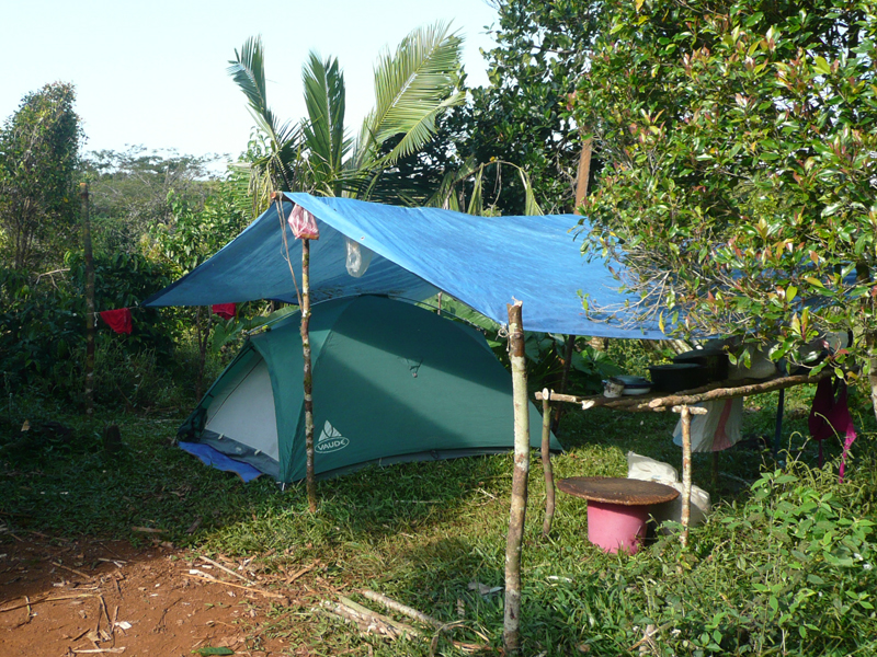 Sonja Hassold hat sich im Dorf Magniria ihr Lager eingerichtet.