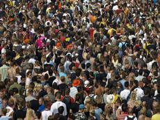 At mass events people come close to others - if they get too close all movements are transmitted through the crowd which can lead to a domino effect. (Image: PDU / Fotolia)