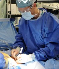 Ein Chirurg bei einem Eingriff in der Bauchhöhle eines Patienten: Rauch, der bei Operationen entsteht, kann giftige Bestandteile enthalten. (Bild: Official US Navy Imagery / flickr.com)