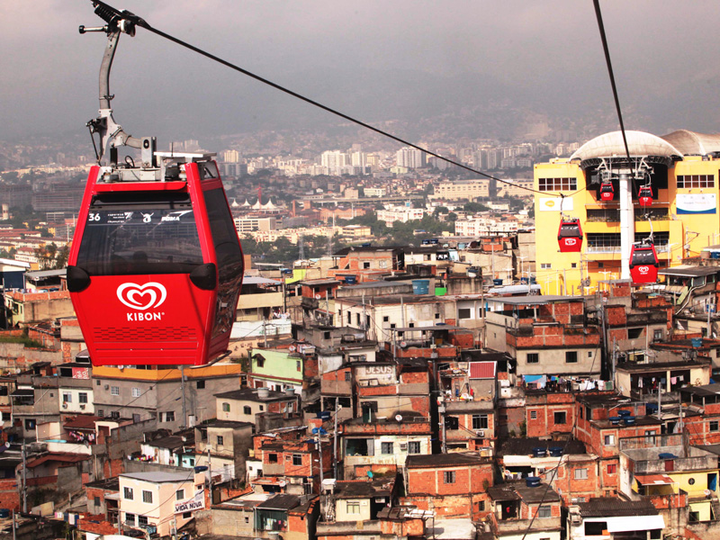 Die 25 Quartiere der weiträumigen und schwer zugänglichen Favela Complexo do Alemão werden durch eine 3,5 Kilometer lange Gondelbahn mit sechs Stationen erschlossen. (Bild: Berg Silva)