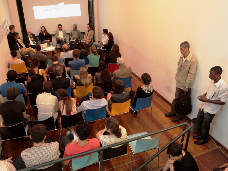 Diskussionsrunde anlässlich der Eröffnung der ETH-Ausstellung «FAVELACITY exchange!» in Rio. (Bild: Berg Silva)