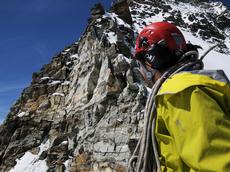 Jan Beutel betrachtet das Felssturzgebiet am Hörnligrat des Matterhorns, in das er zur Wartung des drahtlosen Sensornetzwerkes einsteigen muss. (Alle Bilder: Peter Rüegg / ETH Zürich)