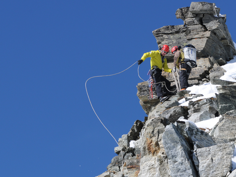 Die Arbeit im Projekt «PermaSense» verlangt alpinistische Fähigkeiten. Hier seilen sich Jan Beutel und Samuel Weber (r.) ab, um ein neues Spaltenmessgerät zu installieren.