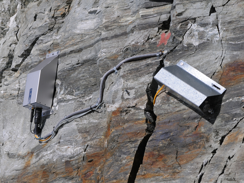 Verschiedene Messsonden registrieren Spaltenbreite und –verschiebungen, Temperaturen in unterschiedlichen Tiefen des Felsens. Die Daten werden über Drahtlos-Verbindungen ins Internet eingespeist.