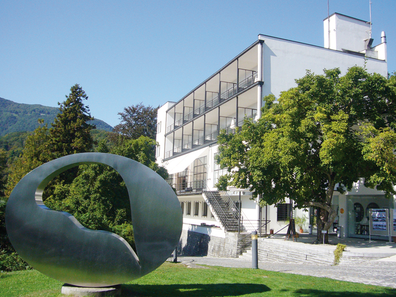 Das Centro Stefano Franscini (CSF) ist seit 1989 das Kongresszentrum der ETH Zürich. Dank der Lage auf dem Monte Verità oberhalb von Ascona bietet es ausgezeichnete Möglichkeiten um wissenschaftliche Konferenzen und «Winter Schools» am Lago Maggiore durchzuführen. (Bild: ETH Zürich)