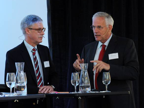 Walter Steinmann, Direktor des Bundesamts für Energie (r.) in engagierter Diskussion über Geothermie mit Jörg Uhde von der Axpo. (Bild: Christian Lanz)