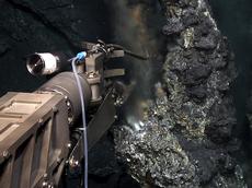 Mit dem Tauchroboter sammelten Forscher in 2400 Metern Meerestiefe von einem Schwarzen Raucher Gesteinsproben, um die Mikrobenwelt zu untersuchen. (Bild: Prof. R.B. Pedersen, Centre for Geobiology, University of Bergen)