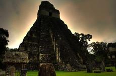 Düsternis über der längst verlassenen Maya-Stadt Tikal: Lange Trockenperioden und Dürren läuteten den Niedergang des klassischen Maya-Reichs ein. (Bild:mtsrs/flickr.com)
