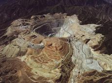 Der Bingham Canyon in Utah (USA) ist die wohl tiefste Kupfermine der Welt: Ein Berg musste weichen, ehe die Erzlager erschlossen werden konnten. (Bild: Utah Geological Survey)