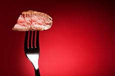 Klimakiller Steak: Die Treibhausgasemissionen beim Fleisch müssen drastisch sinken, will man denn das 2-Grad-Ziel bis 2050 erreichen. (Bild: istockphoto.com)