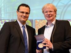 Max-Planck-Direktor Ferdi Schüth erhielt die Medaille am Dienstag von Institutsvorsteher und ETH-Professor für Katalyse-Engineering Javier Pérez-Ramírez (Bild: ETH Zürich).