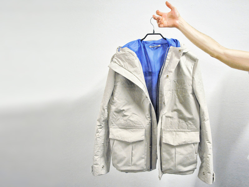 Diese fluorfreie ETH-Jacke ist umweltverträglicher als die im Handel erhältlichen Produkte. (Bild: Josef Kuster / ETH Zürich)