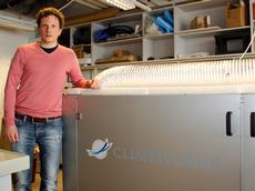 This inconspicuous box next to Climeworks co-founder Christoph Gebald has got a lot to offer: The prototype filters up to four kilograms of carbon dioxide a day out of the air. (Photo: Samuel Schläfli)