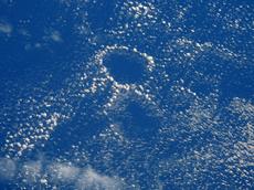 Meereswirbel können kreisförmige wolkenfreie Gebiete wie diese über dem Atlantik verursachen, die von Astronauten während eines Space-Shuttle-Flugs fotografiert wurden. (Bild: Nasa Johnson Space Center)