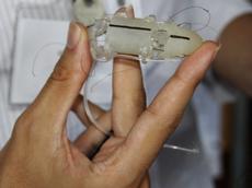 Ein nachgebauter Finger aus weichem Polymer aus der Forschungsgruppe von Fumyia Iida. Über Fäden, nicht dicker als ein Haar, können die Bewegungen der Roboterhand gemessen und die entsprechenden elektrischen Signale für eine optimierte Steuerung genutzt werden. (Bild: Samuel Schlaefli)