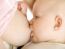 Muttermilch macht nicht nur satt, sondern transportiert auch wichtige Bakterien vom Darm der Mutter zum Baby (Foto: iStockphoto.com)