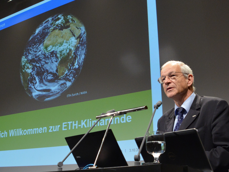 ETH-Präsident Ralph Eichler begrüsste das Publikum zu Input-Referaten und Podiumsdiskussion an der ETH-Klimarunde. (Bild: Peter Rüegg / ETH Zürich)