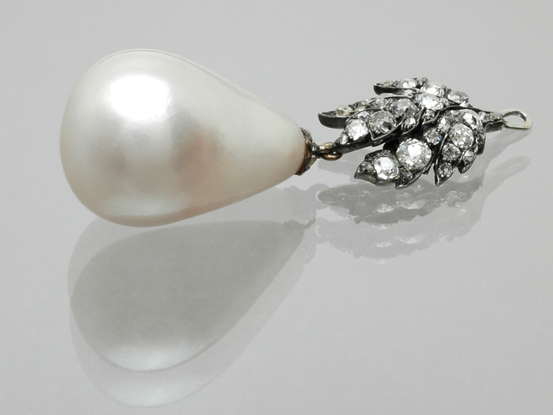 Mit den neuen Methoden der Herkunftsbestimmung können historische Perlen - hier die berühmte Peregrina, deren letzte Besitzerin die verstorbene Schauspielerin Liz Taylor war - besser dokumentiert und Fälschungen aufgedeckt werden. (Bild: Swiss Gemmological Institute SSEF)