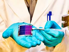 Zur Herstellung flexibler CIGS-Solarzellen wird im Hochvakuum eine Mischung aus Kupfer, Indium, Gallium und Selen (daher das Kürzel CIGS) auf eine Trägerfolie aufgedampft. Der ETH-Empa Spin-off Flisom ist daran, die Technologie zu kommerzialisieren. (Bild: Empa)