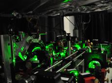 Ausschnitt aus dem optischen System, mit dem die Wissenschaftler Atome einfangen und verändern. Mit der Anordnung von Spiegeln und optischen Linsen kann eine grosse Zahl Laserstrahlen in die Atome gebracht werden. (Bild: Jean-Philippe Brantut / ETH Zürich)